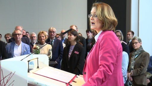 Bremens Bürgerschaftspräsidentin Antje Grotheer am Rednerpult beim Neujahrsempfang.