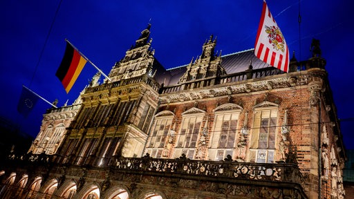 Am Rathaus in Bremen wehen die Bremer Flagge und die Deutschlandfahne.