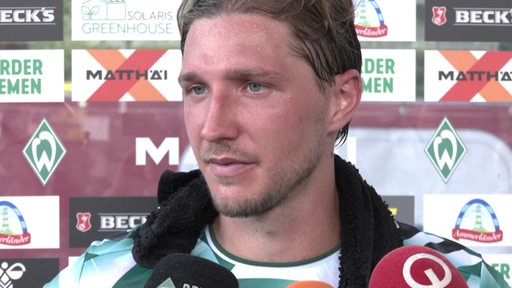 Der Werderprofi Niklas Stark wird interviewt.