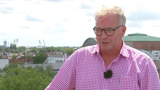 Nils Kollert blickt in die Kamera, Weser-Stadio im Hintergrund