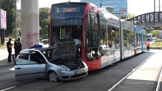 Eine Straßenbahn der Linie 5 steht nach einem Zusammenstoß mit einem Auto auf den Gleisen.