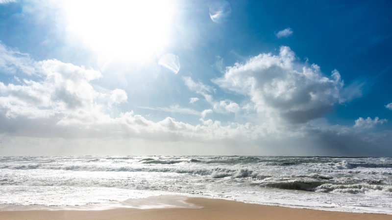 Sonne über einem Strand der Nordsee-Insel Sylt