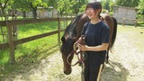 Die Japanerin Nozomi Ishigaki mit einem Pferd auf einem Bauernhof.