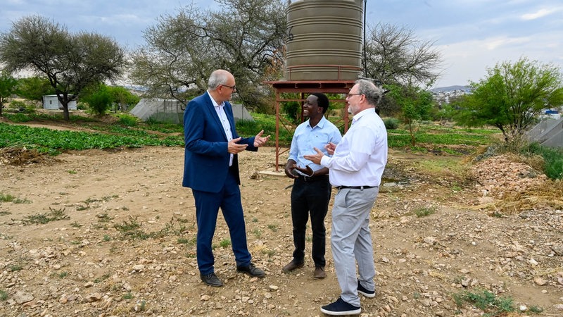 Auf dem Bild sind Bürgermeister Bovenschulte und Geschäftsführer von Hansewasser, Ekkehard Siering, im Gespräch mit einem Mitarbeiter der Farm. 