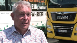 Olaf Mittelmann vor einem Lastwagen