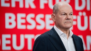 Olaf Scholz blickt neben der Kamera entlang.