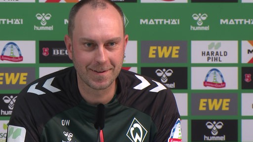 Werder-Trainer Ole Werner bei einer Pressekonferenz