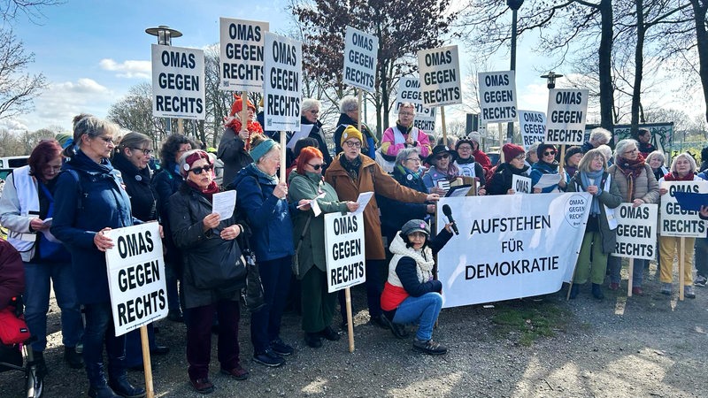 Demonstrantinnen zeigen Schilder mit der Aufschrift "Omas gegen rechts"