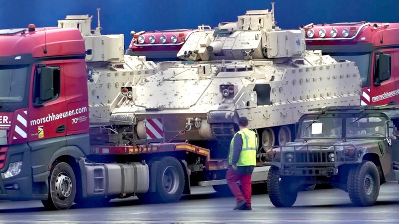 Ein US-Amerikaner Panzer wird in Bremerhaven verladen.