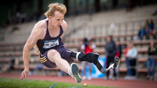 Para-Weitspringer Joel de Jong beim Sprung in der Luft, am linken Oberschenkel hat eine Beinprothese.