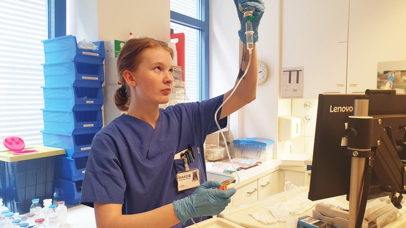 Pflegestudierende bei der Arbeit im Krankenhaus