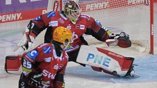 Fischtown-Torwart Krister Gudlevskis hält einen Schuss auf sein Tor.