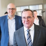 Boris Pistorius, Verteidigungsminister, kommt mit Andreas Bovenschulte, Bürgermeister von Bremen, zu einem Pressestatement nach seinem Besuch bei Airbus Bremen.