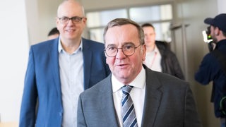 Boris Pistorius, Verteidigungsminister, kommt mit Andreas Bovenschulte, Bürgermeister von Bremen, zu einem Pressestatement nach seinem Besuch bei Airbus Bremen.