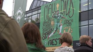 Ein Plakat am Weserstadion zum Abschiedsspiel von Claudio Pizarro.