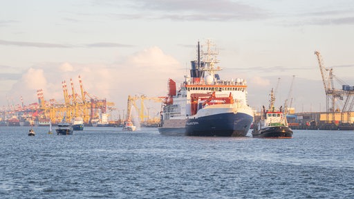 Das Forschungsschiff Polarstern vor dem Bremerhavener Containerterminal