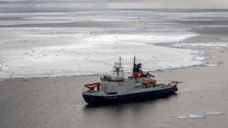 Ein Forschungsschiff fährt durchs Eis.