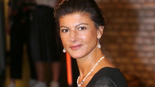 Sahra Wagenknecht schaut streng in die Kamera.