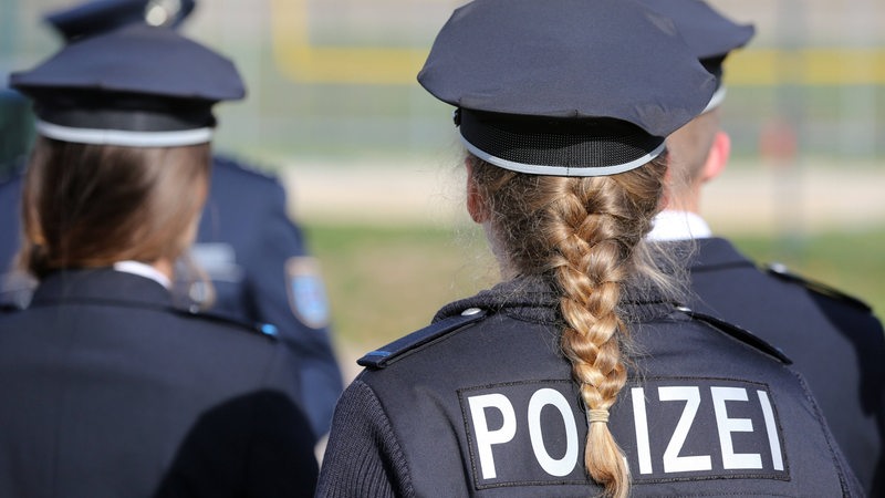 Polizistinnen sind von hinten zu sehen.