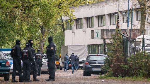 Einsatzkräfte stehen an der Straße vor der Moschee der Al-Mustafa-Gemeinschaft in Bremen.