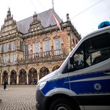 Vor dem Bremer Haushaus steht ein Polizeifahrzeug.