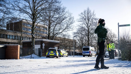 Einsatzfahrzeuge stehen vor einer Schule in Bremen-Burglesum