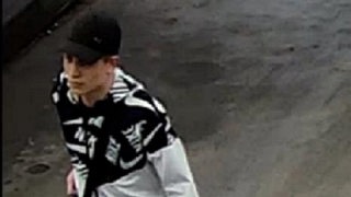 Ein junger Mann mit einer schwarzen Cappy und einer schwarz-weiß gemusterten Trainingsjacke ist zu sehen