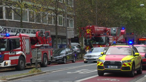 Mehrere Feuerwehrwagen sind auf einer Straße in Bremen zu sehen.