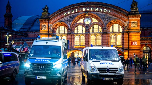 Einsatzfahrzeuge stehen vor dem Bremer Hauptbahnhof.