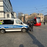 Die Polizei steht mit einem Bulli vor dem Bremer Hauptbahnhof.