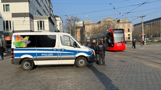 Die Polizei steht mit einem Bulli vor dem Bremer Hauptbahnhof.