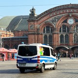 Die Polizei steht mit einem Bulli vor dem Bremer Hauptbahnhof.