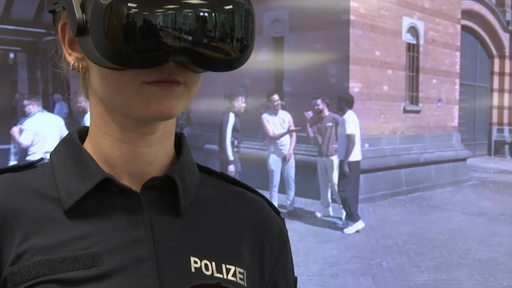 Eine Polizistin trägt während einer Simulation eine VR-Brille