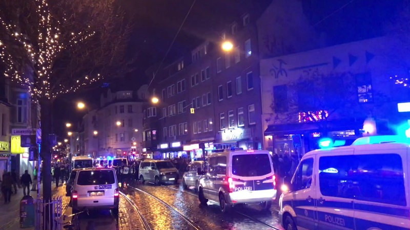 Angriff auf die Steintor-Schänke und viele Polizeiwagen im Bremer Viertel bei Nacht. 