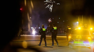 Polizisten sind in der Silvesternacht im Einsatz.