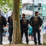 Polizei steht vor dem Weserstadion bei Spiel SVW gegen Borussia Dortmund im August 2024