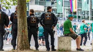 Polizei steht vor dem Weserstadion bei Spiel SVW gegen Borussia Dortmund im August 2024