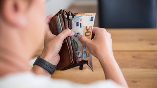 Eine Rentnerin hatte ihr Portemonnaie verloren. Der Finder gab es samt Bargeld bei der Polizei ab.