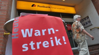 An einer Postbank Filiale hängt das Plakat: "Heute Warnstreik"