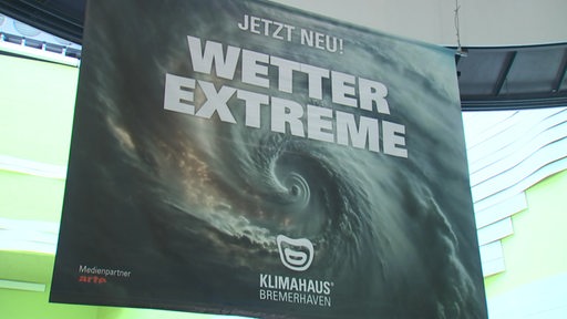 Ein Poster über die neue Ausstellung im Klimahaus über Extremwetter