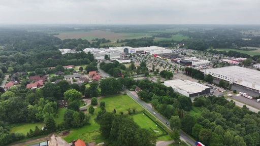Eine Luftaufnahme des Ortes Posthausen mit dem Shopping-Center Dodenhof.