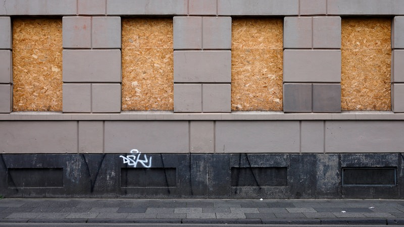 Ein mit Holzplatten verrammeltes Haus.