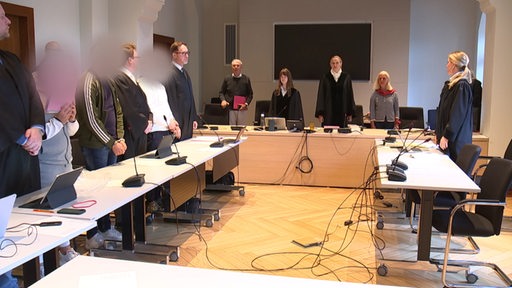 Die wegen schmuggel von Kokain angeklagten jungen Männer vor dem Bremer Landgericht.