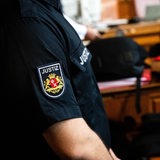 Ein Justizbeamter aus Bremen steht im Gerichtssaal.