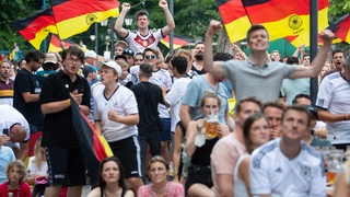 Jubelnde Fans mit Deutschlandfahnen beim Public-Viewing.