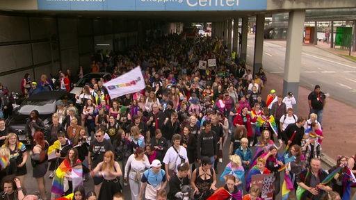 Beim CSD in Bremerhaven sind viele Menschen auf der Demo zu sehen.