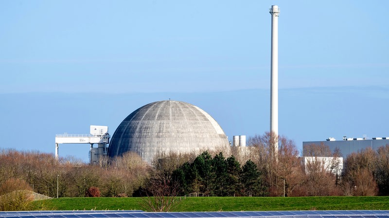 Das bereits stillgelegte und seit 2018 im Rückbau befindliche Kernkraftwerk Unterweser (KKU) steht hinter Photovoltaikanlagen eines Solarparks. Investitionen in neue Gas- und Atomkraftwerke sollen in der Europäischen Union unter bestimmten Auflagen als klimafreundlich gelten.