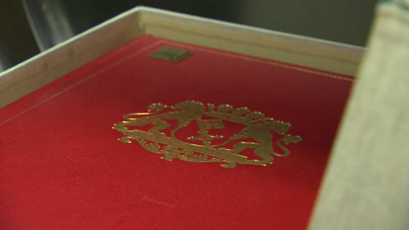 Das "Goldene Buch" der Stadt Bremen in Rot mit dem Bremer Wappen