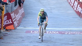 Lennard Kämna fährt auf dem Rennrad ins Ziel. 