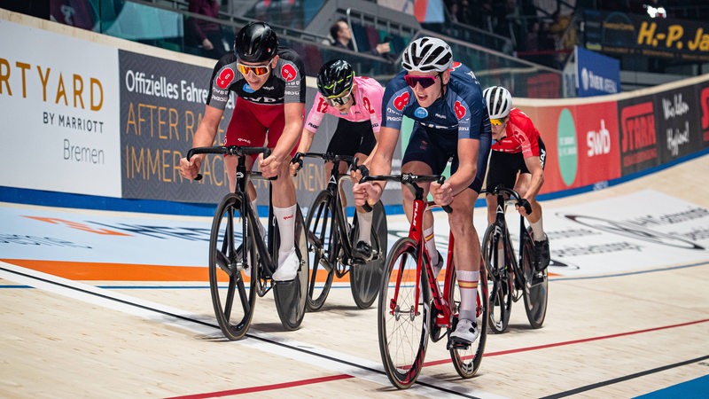 Vier Fahrer auf der Bahn bei den Bremer Sixdays. 